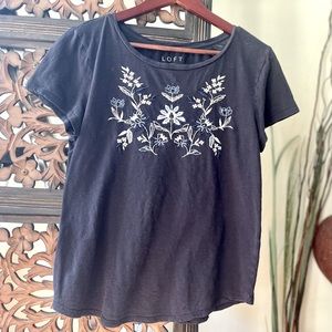 ** $8 IN ANY BUNDLE** Vintage LOFT Embroidered knit top. Size M.